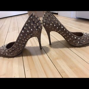 BCBG good pointed stud 4” heels